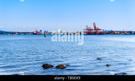 Blick auf die Vancouver Container Hafen. Wie aus den berühmten Stanley Park Seawall Bahn im herrlichen British Columbia, Kanada gesehen Stockfoto
