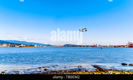 Wasserflugzeug vom den Hafen von Vancouver. Vom Stanley Park Seawall weg mit dem Zweiten Narrows Bridge im Hintergrund in BC gesehen Stockfoto