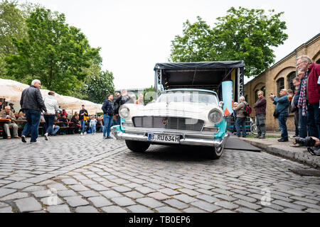 BERLIN - Mai 11, 2019: in voller Größe Auto Chrysler Windsor Newport, 1956. 32Th Berlin-Brandenburg Oldtimer Tag. Stockfoto