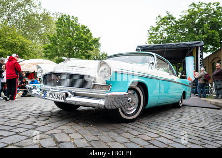 BERLIN - Mai 11, 2019: in voller Größe Auto Chrysler Windsor Newport, 1956. 32Th Berlin-Brandenburg Oldtimer Tag. Stockfoto