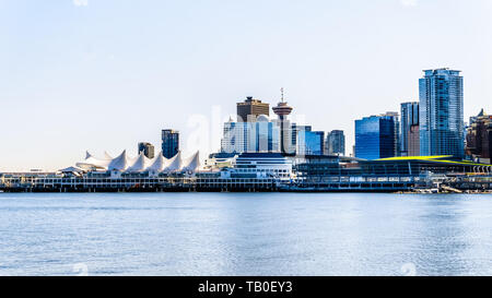 Blick auf die Skyline von Vancouver und den Hafen. Vom Stanley Park Seawall pathway in British Columbia, Kanada gesehen Stockfoto