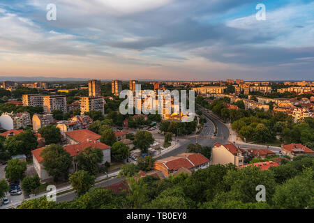Sommer Sonnenuntergang über der Stadt Plovdiv, Bulgarien. Europäische Kulturhauptstadt 2019 und der älteste lebende Stadt in Europa. Foto von einem der Hügel in der c Stockfoto