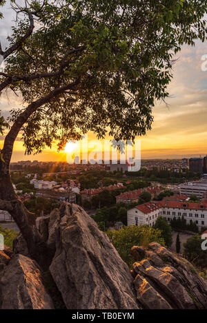 Sommer Sonnenuntergang über der Stadt Plovdiv, Bulgarien. Europäische Kulturhauptstadt 2019 und der älteste lebende Stadt in Europa. Foto von einem der Hügel in der c Stockfoto