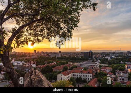 Sommer Sonnenuntergang über der Stadt Plovdiv, Bulgarien. Europäische Kulturhauptstadt 2019 und der älteste lebende Stadt in Europa. Foto von einem der Hügel in der c Stockfoto
