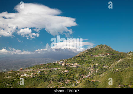 Taormina - der Mt. Vulkan Ätna in der sizilianischen Landschaft. Stockfoto