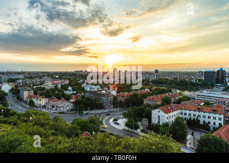 Sommer Sonnenuntergang über der Stadt Plovdiv, Bulgarien. Europäische Kulturhauptstadt 2019 und der älteste lebende Stadt in Europa. Foto von einem der Hügel in der c Stockfoto