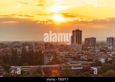 Sommer Sonnenuntergang über der Stadt Plovdiv, Bulgarien. Europäische Kulturhauptstadt 2019 und der älteste lebende Stadt in Europa. Foto von einem der Hügel in der c Stockfoto