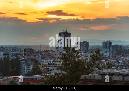 Sommer Sonnenuntergang über der Stadt Plovdiv, Bulgarien. Europäische Kulturhauptstadt 2019 und der älteste lebende Stadt in Europa. Foto von einem der Hügel in der c Stockfoto
