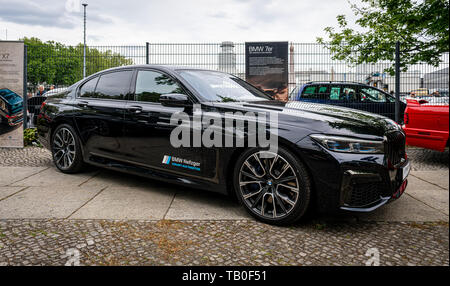 BERLIN, 11. Mai 2019: Full-size Luxury Car BMW 750i xDrive Limousine. 32Th Berlin-Brandenburg Oldtimer Tag. Stockfoto