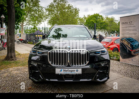 BERLIN, 11. Mai 2019: Full-size Luxus-SUV BMW X7 xDrive40i. 32Th Berlin-Brandenburg Oldtimer Tag. Stockfoto