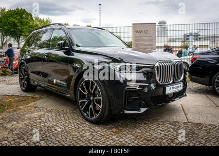BERLIN, 11. Mai 2019: Full-size Luxus-SUV BMW X7 xDrive40i. 32Th Berlin-Brandenburg Oldtimer Tag. Stockfoto