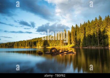 Beeindruckend schönen Märchen Bergsee mit kristallklarem Wasser atemberaubende Szene Stockfoto