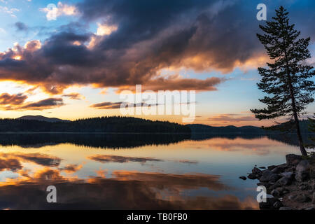 Beeindruckend schönen Märchen Bergsee mit kristallklarem Wasser atemberaubende Szene Stockfoto