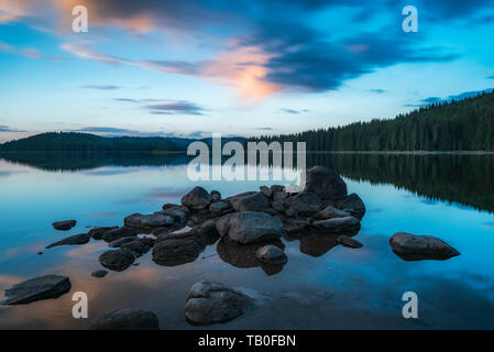 Beeindruckend schönen Märchen Bergsee mit kristallklarem Wasser atemberaubende Szene Stockfoto