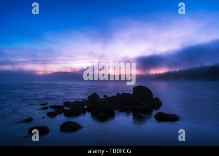 Atemberaubende Bild von den nebligen See. Dramatischer Sonnenaufgang Szene. Stockfoto