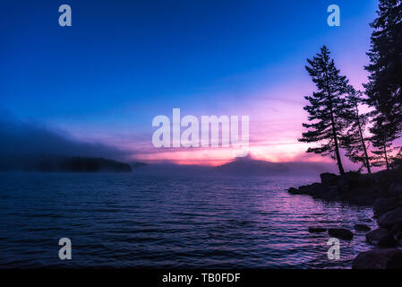 Atemberaubende Bild von den nebligen See. Dramatischer Sonnenaufgang Szene. Stockfoto