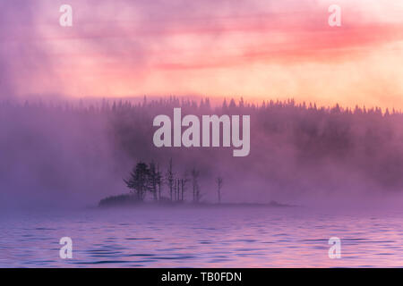 Atemberaubende Bild von den nebligen See. Dramatischer Sonnenaufgang Szene. Stockfoto