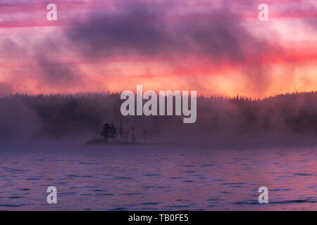 Atemberaubende Bild von den nebligen See Shiroka poliana in Rhodopen Gebirge, Bulgarien, Europa. Dramatischer Sonnenaufgang Szene. Stockfoto
