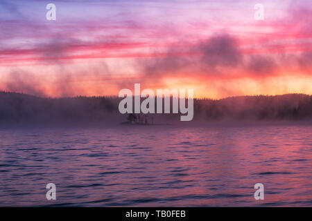 Atemberaubende Bild von den nebligen See. Dramatischer Sonnenaufgang Szene. Stockfoto