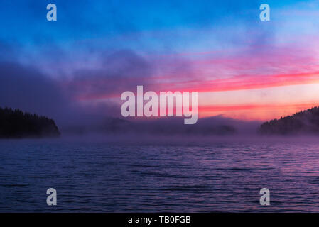 Atemberaubende Bild von den nebligen See Shiroka poliana in Rhodopen Gebirge, Bulgarien, Europa. Dramatischer Sonnenaufgang Szene. Stockfoto