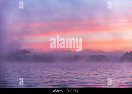 Atemberaubende Bild von den nebligen See. Dramatischer Sonnenaufgang Szene. Stockfoto