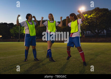 Fußball-Spieler jubeln am Sportplatz Stockfoto