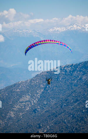 Paragliding auf die Berge. Extreme Sport. Landschaft Stockfoto