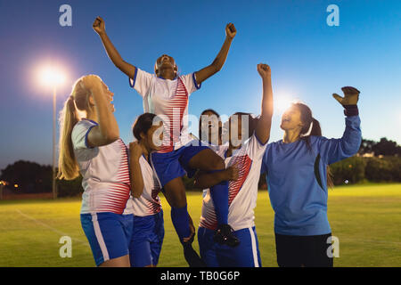 Fußball-Mannschaft jubelnd auf ihren Sieg Stockfoto