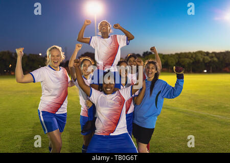 Fußball-Mannschaft jubelnd auf ihren Sieg Stockfoto