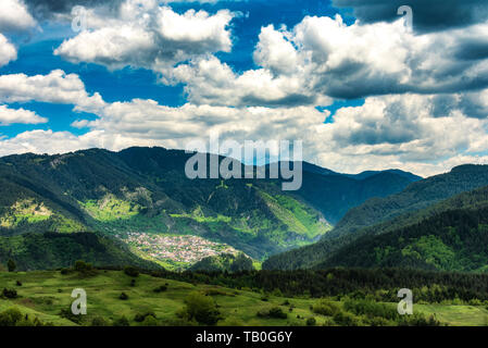 Kleines Dorf Gyovren in Rhodopen Gebirge, Bulgarien Stockfoto