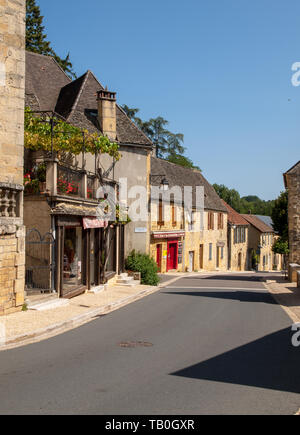 Saint Genies ist ein schönes; Dorf zwischen Montignac und Sarlat. In der Mitte des Dorfes ist ein schönes Ensemble aus der Kirche von Notre Stockfoto