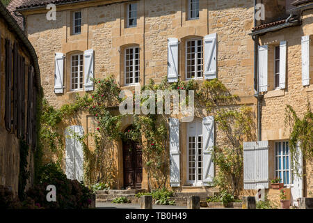 Saint Genies ist ein schönes; Dorf zwischen Montignac und Sarlat. In der Mitte des Dorfes ist ein schönes Ensemble aus der Kirche von Notre Stockfoto