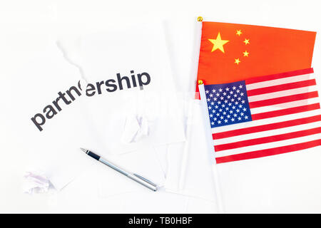Kreative, oben flach von China und USA-Flagge und zerbrochenen Partnerschaft Vertrag mit Stift und kopieren Sie Speicherplatz auf weißem Hintergrund im minimalistischen Stil. Konzept Stockfoto