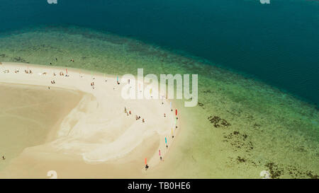 Schönen Strand auf der tropischen Insel von Korallenriff umgeben, Sandy Bar mit Touristen. Honda Bay Ansicht von oben. Luli Insel. Sommer und Reisen Urlaub Konzept, Philippinen, Palawan Stockfoto