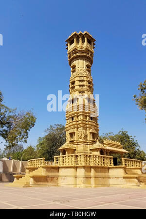 Dekorative hölzerne Tür des Manasthamba (oder Spalte der Ehre) an Hutheesing Jain Tempel in Ahmedabad, Gujarat, Indien Stockfoto