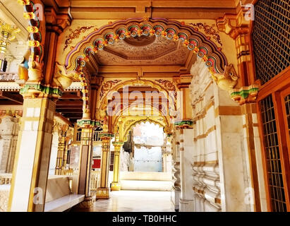 Außen Holz- Architektur von swaminarayan Tempel, Kalupur, Ahmedabad in Gujarat, Indien. Stockfoto