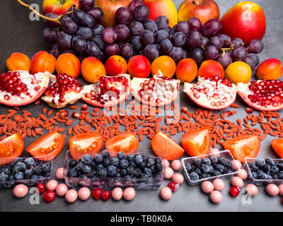 Verschiedene frische Sommer Beeren. Ansicht von oben Stockfoto