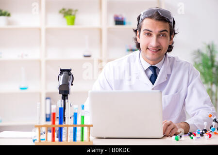 Junge männliche Wissenschaftler im Labor arbeiten Stockfoto