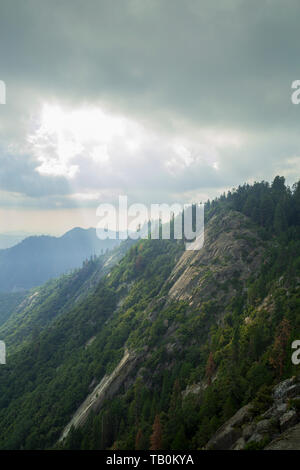 Sonnenstrahlen obwohl Wolken über die Berge der Sierra Nevada im Sequoia National Park, Kalifornien, von Moro Rock gesehen. Stockfoto