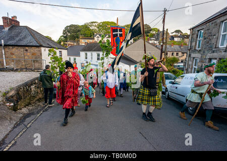 Editorial: Unbekannte Mitglieder der Öffentlichkeit, potenzielle Logo und andere Marken. Helston, Cornwall, UK. Tänzer ihren Weg durch die Straßen von Er Stockfoto