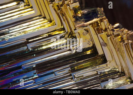 Wismut Crystal vor einem schwarzen Hintergrund. Stockfoto