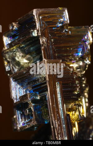 Wismut Crystal vor einem schwarzen Hintergrund. Stockfoto