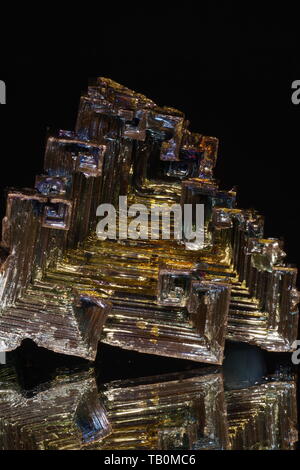 Wismut Crystal vor einem schwarzen Hintergrund. Stockfoto