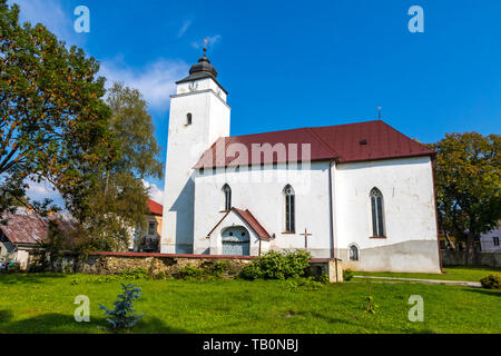 Kirche St. Andreas (Slowakisch: Kostel sv. Ondreje Apostola) in Donovaly, Slowakei. In der Mitte des Dorfes gegen das städtische Amt entfernt Stockfoto