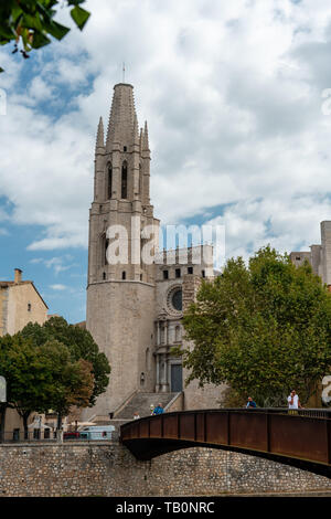 Girona, Spanien - 24. September 2018: Die Stiftskirche Sant Felix, wie aus den Fluss Onyar, Girona, Spanien gesehen. Pujada de Sant Feliu. Stockfoto