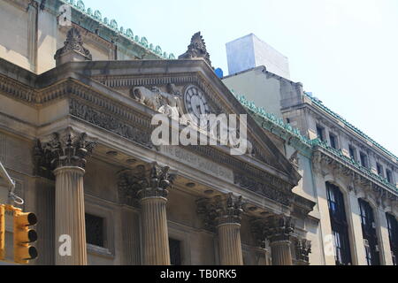 Fassade der bowery Sparkasse. Die bowery Sparkasse von New York City wurde im Mai 1834 gegründet und ist heute Teil des Kapitals einer Bank Stockfoto