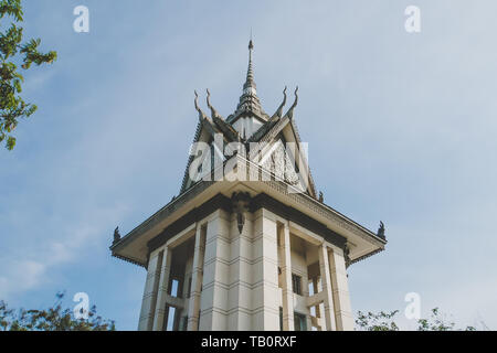 Außenseite des Schädels Pagode in den Killing Fields von Choeung Ek in gegen den blauen Himmel. Historische Sehenswürdigkeiten von Phnom Penh. Stockfoto