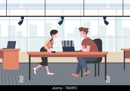 Geschäftsleute, Paare am Arbeitsplatz Schreibtisch brainstorming Mann Frau mit Laptop diskutieren neues Projekt während der Tagung moderne Büro inneren flachen Sitzen Stock Vektor