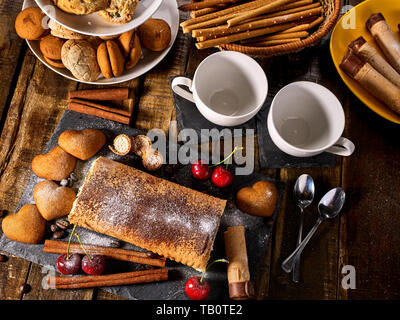 Haferflocken Cookies, gerollten Kuchen auf Stufe Kuchen stand mit Cherry Stockfoto