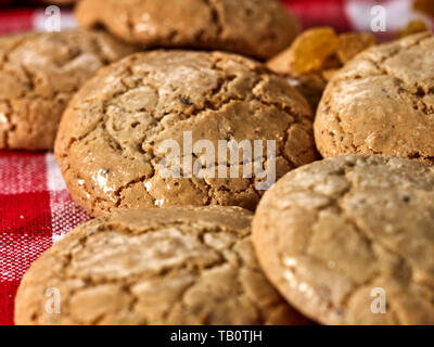 Haferflocken Cookies mit crack Muster auf roten Küche Stockfoto